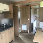 مكان تخييم Zecamping 4 Etoiles Animaux Acceptes Tennis Piscine Couverte Vic-sur-Cère