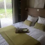 مكان تخييم Zecamping 4 Etoiles Animaux Acceptes Tennis Piscine Couverte Vic-sur-Cère