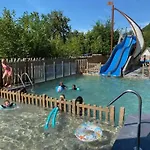 Zecamping 4 Etoiles Animaux Acceptes Tennis Piscine Couverte Vic-sur-Cère