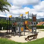 Zecamping 4 Etoiles Animaux Acceptes Tennis Piscine Couverte مكان تخييم Vic-sur-Cère