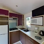 مكان تخييم Zecamping 4 Etoiles Animaux Acceptes Tennis Piscine Couverte Vic-sur-Cère