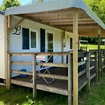 Zecamping 4 Etoiles Animaux Acceptes Tennis Piscine Couverte 4* Vic-sur-Cère