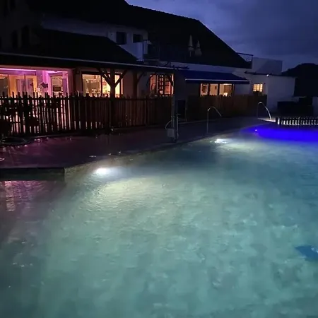 Campsite Zecamping 4 Etoiles Animaux Acceptes Tennis Piscine Couverte Vic-sur-Cere