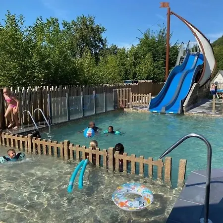 Campsite Zecamping 4 Etoiles Animaux Acceptes Tennis Piscine Couverte 4*