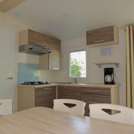 Zecamping 4 Etoiles Animaux Acceptes Tennis Piscine Couverte Кемпинг Вик-сюр-Сер