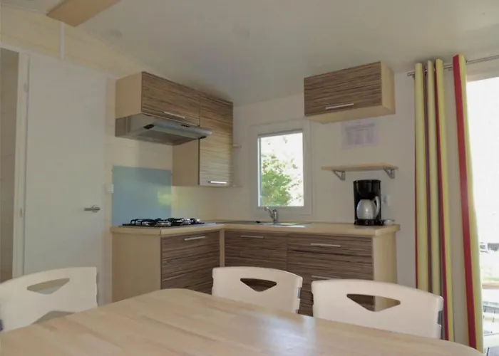 Zecamping 4 Etoiles Animaux Acceptes Tennis Piscine Couverte Кемпинг Вик-сюр-Сер